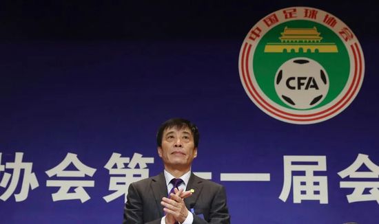 三人有些受宠若惊，连忙摆手，几个又客套了几句，黎漾才收拾好东西准备离开。